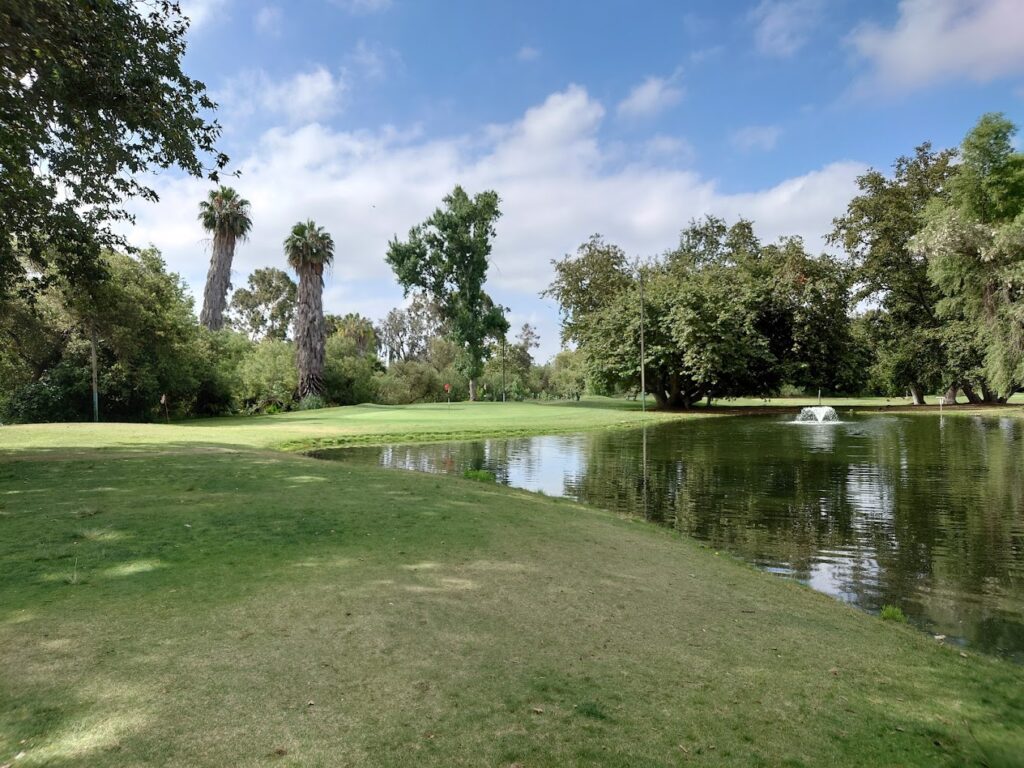 Image of Lake Forest GC golf course with lake