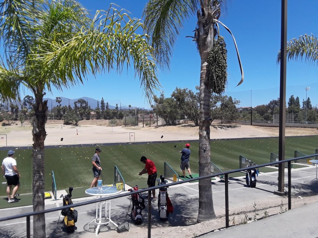 Image of Lake Forest golfers putting
